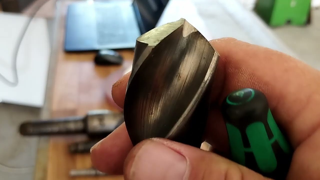 Broušení /ostření/ vrtáků v ruce. Podrobné video s detailním návodem a záběry z několika směrů.