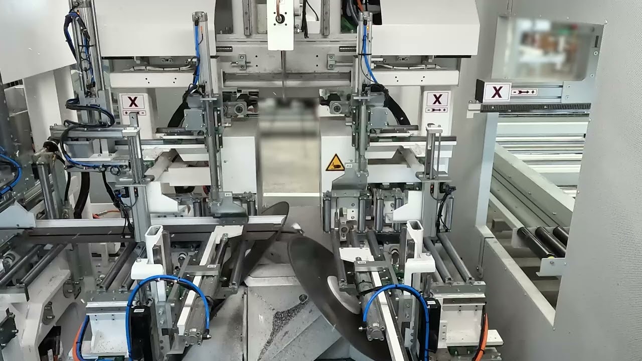 ATEKA 8A ligne pour profilés aluminium avec module de pose de quincailleries intégré