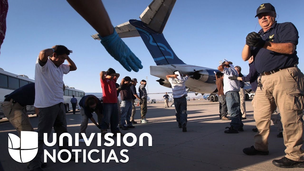 Inmigrantes encadenados y con sueños frustrados: así son los vuelos que transportan a deportados