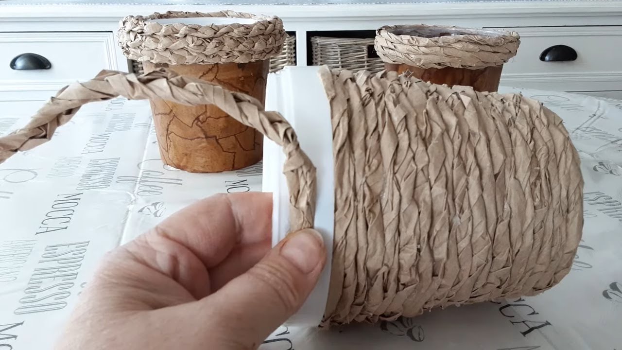 КАШПО  из упаковочной бумаги и ведра от йогурта...