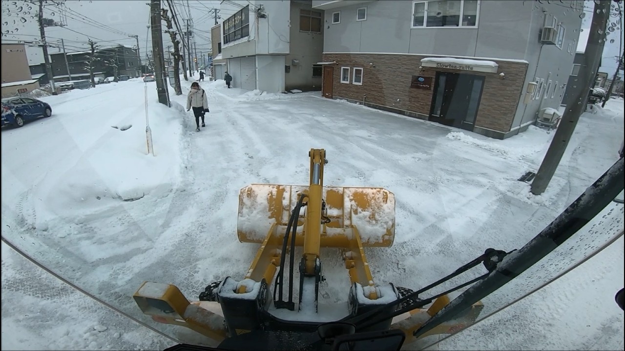 【最強寒波】人も車も一杯なんで安全確認が重要ないつものエステ2除雪車の車窓から 204