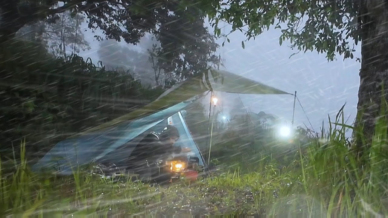 Facing Heavy Rain & Strong Wind - Solo Hiking & Camping, Laze Around in Tent