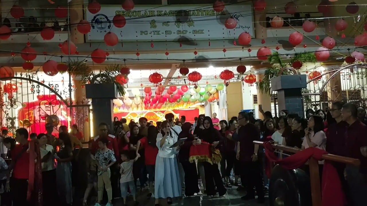 Pemukulan Gong Sebagai Simbol Penyalaan Lampion Sekolah Kasih Maitreya