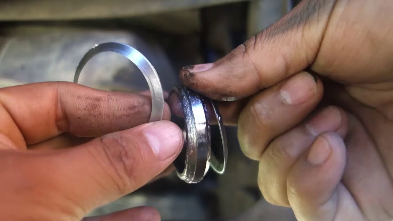 Cambio de abrazadera al tubo de escape vocho.