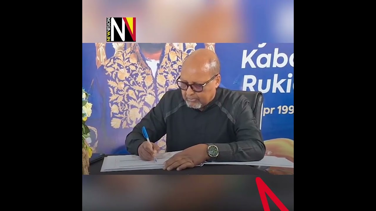 📽️ Rwanda High Commissioner Joseph Rutabana signs condolence book at King Oyo's Buziga residence