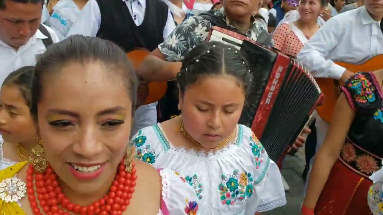 POR Las calles de mi OTAVALO! EL joven ACORDEONISTA!😱🤣🎷🎷🎻