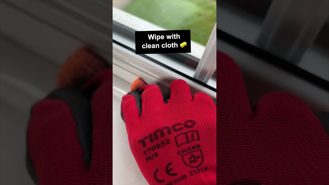 HOW TO REMOVE MOULD FROM A WINDOWSILL WITH SCRUBB 