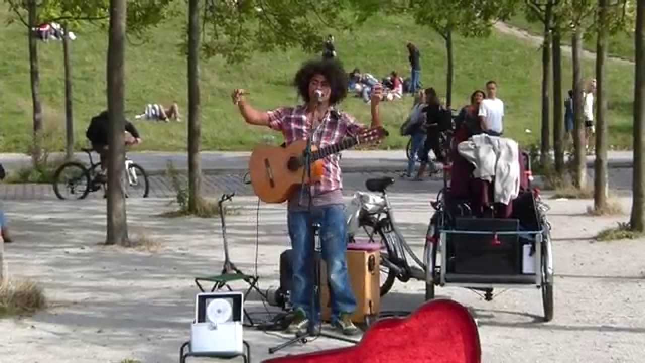 Funny guitar-guy Frederik Konradsen in Berlin