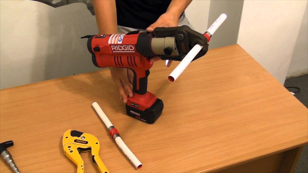 Электрогидравлический пресс-пистолет Ridgid RP-340 в действии