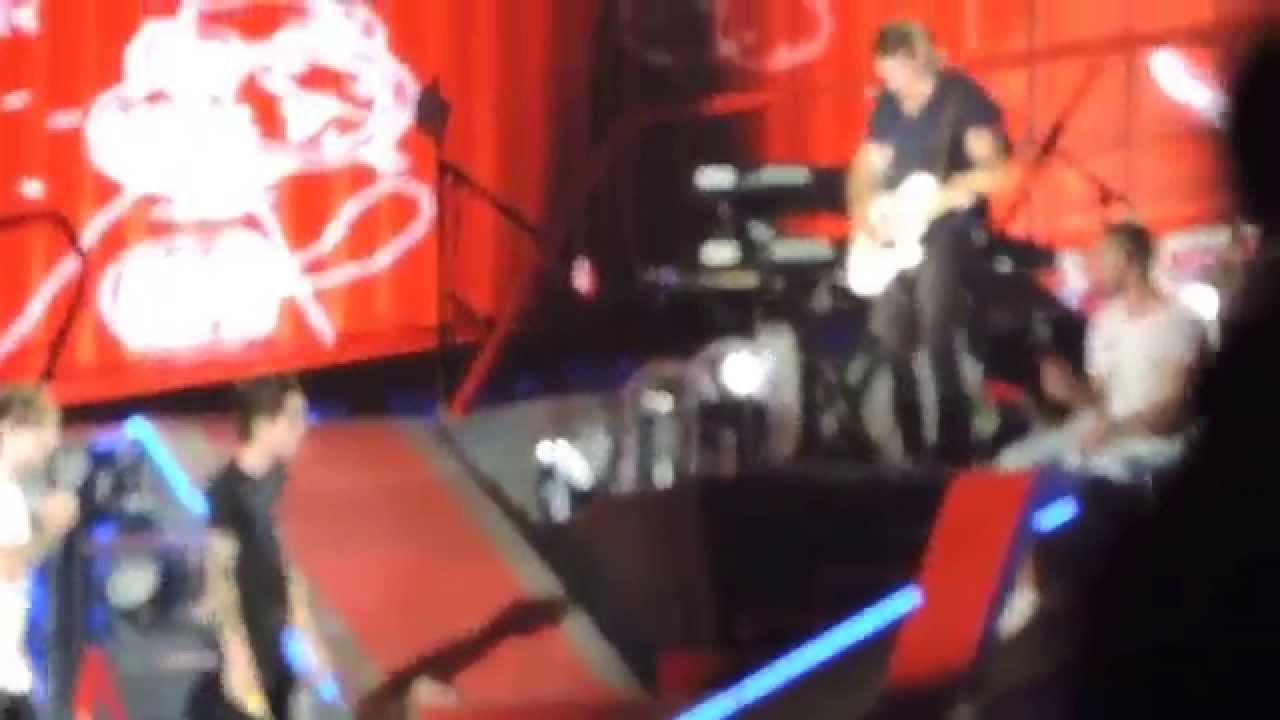 WWA Tour: Diana/WMYB, ZAYN ZOOM,Louis, Harry giving away the Banana Peel!