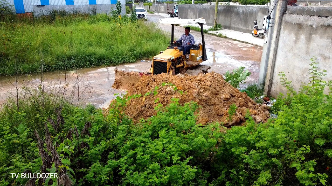 Great!! First Start New Project LANDFILL DELETE WATER GRASS By Old Dozer MITSUBISHI BD2 Pushing Soil