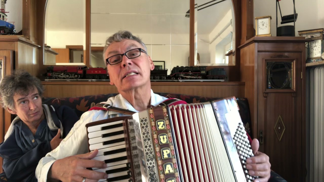 An de Eck steiht n Jung mit‘n Tüddelband (Heidi Kabel)