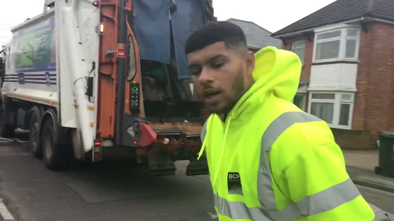 Recycling bin men emptying bins in Bournemouth part 2 (11/11/2021)