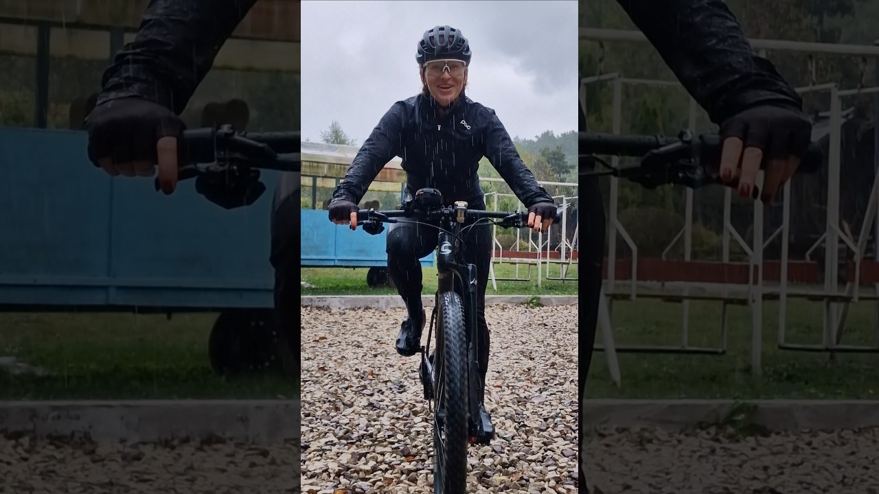Девчонки радуются дождю как дети) #mtb #путешествия #nature #mountainbiking #travel #велотур #спорт