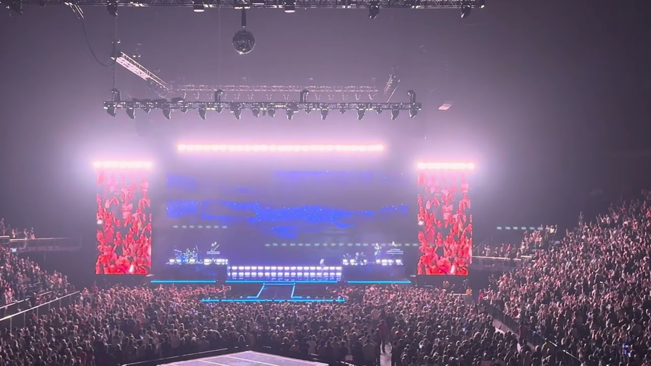 20,000 people sung Happy Birthday to #kylie in London 2025 ! #KylieMinogue