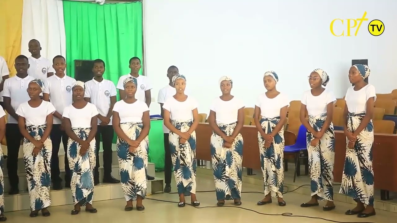 KWAYA KUTOKA (DIT) WAKITUMBUIZA KATIKA TAMASHA LA KWAYA TMCS NA WAKIWA WASHIRIKA NAMBA 6 .