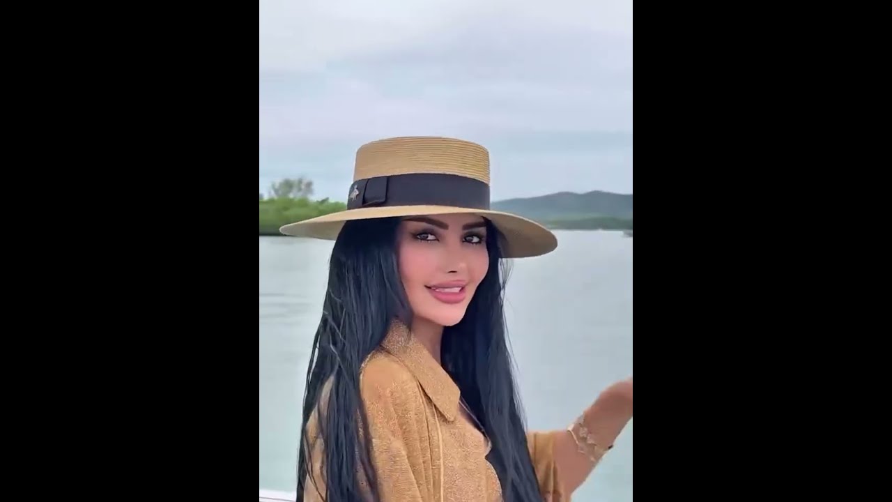 ملكه كابلي فجزيره مع بنتها🏝️بفستان منحوت كأنها حوريه😍ركبو القارب وحصلو قرده كيوت🤣