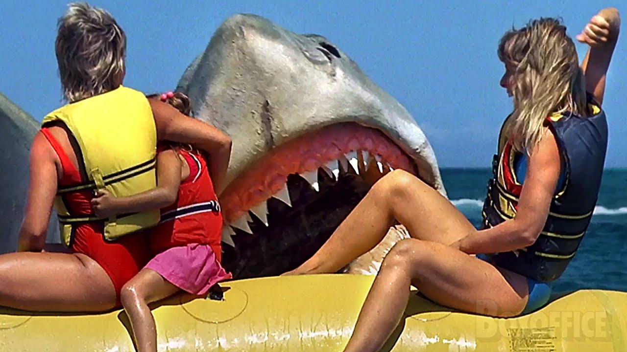 Ataque de tubarão na praia! | Tubarão 4: A Vingança | Clipe