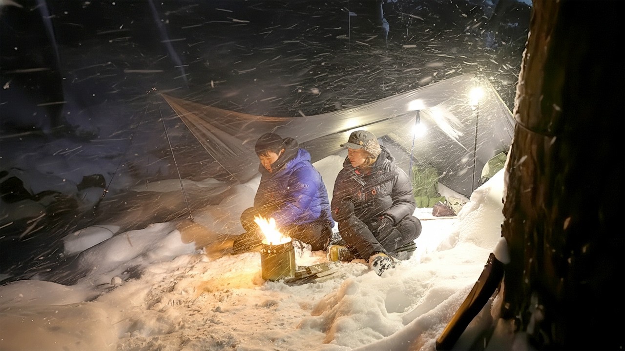 폭설 속에서 셀터를 만들어서 버텨보자 / 텐트없이 혹한 백패킹 몰아보기
