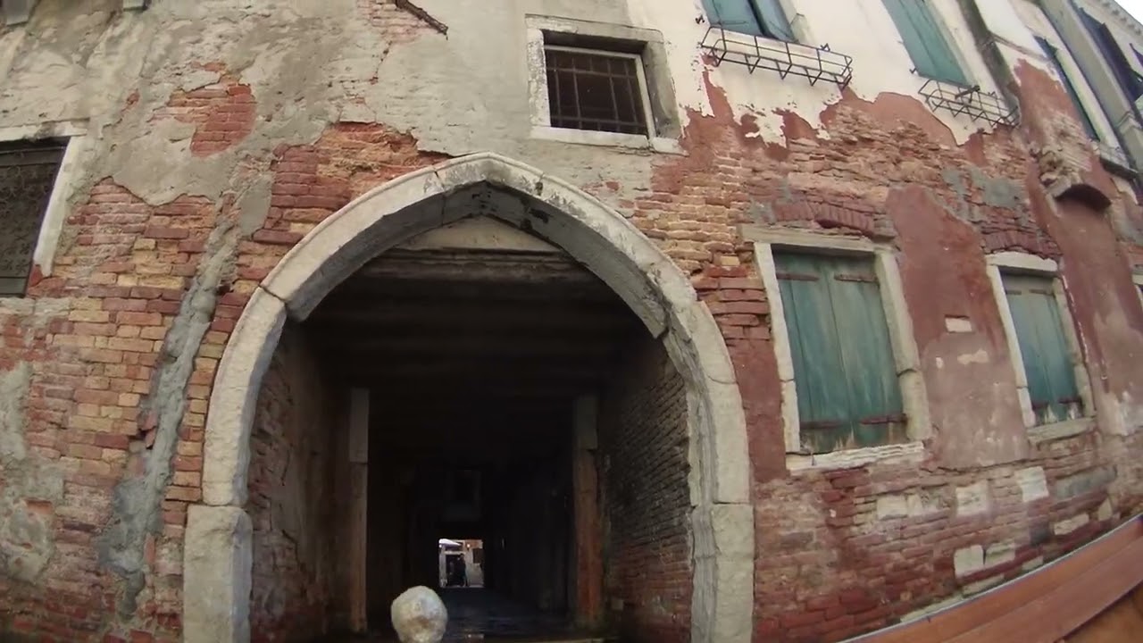 VENEZIA POSSIEDE DUE PORTE D'ENTRATE IN CASA O PALAZZO QUELLA D'ACQUA E QUELLA SECONDARIA DA TERRA.