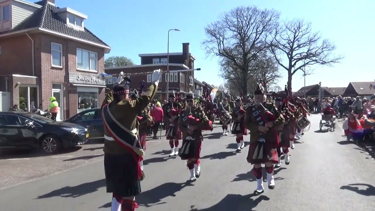 48th Highlanders of Holland Pipes & Drums Apeldoorn in Coevorden tijdens herdenking  80 jaar bevrijd