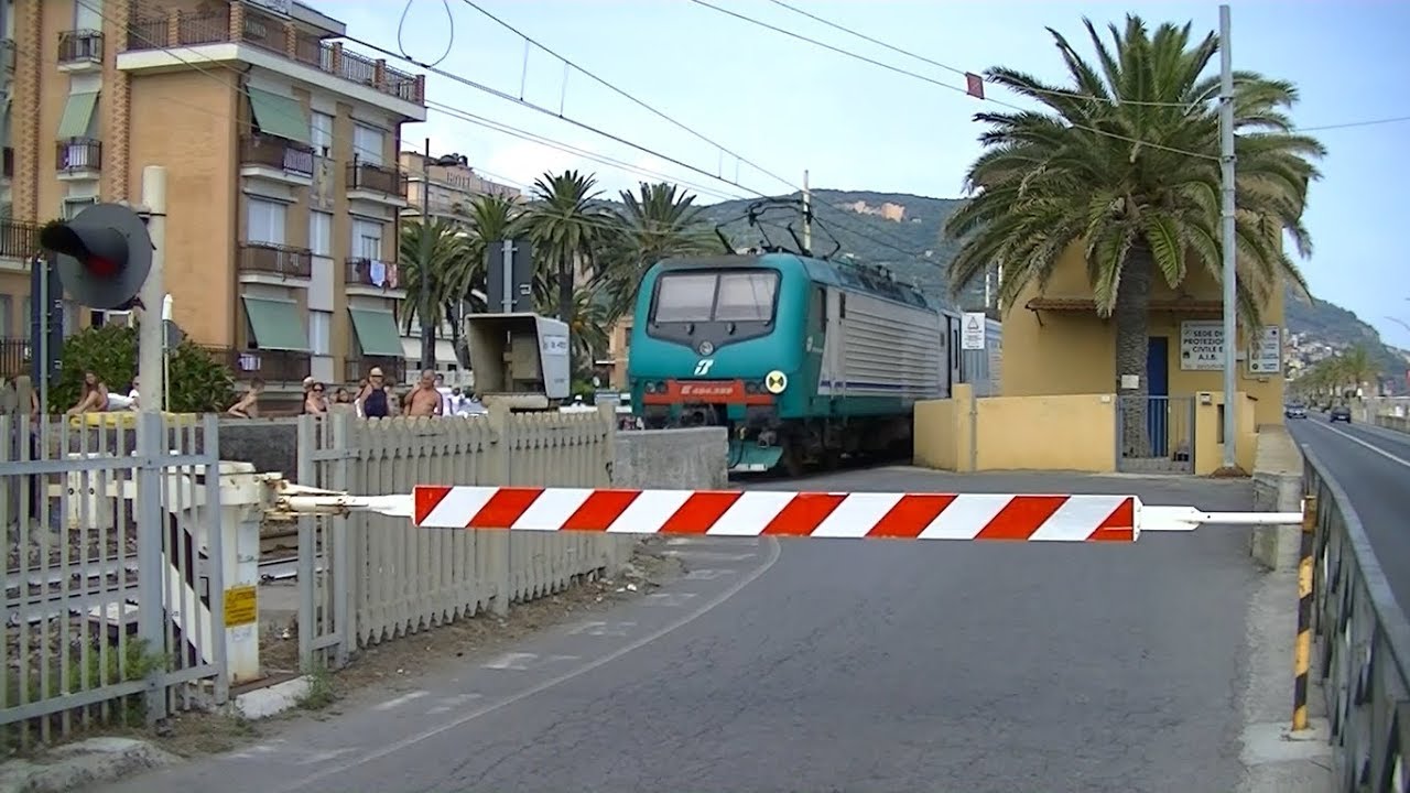 Spoorwegovergang Pietra Ligure (I) // Railroad crossing // Passaggio a livello