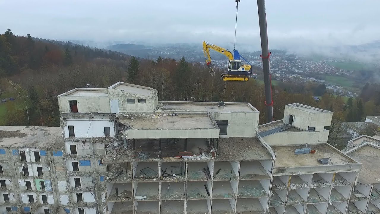 Schwebender Bagger rückt an - Großabbruch auf dem Geyersberg