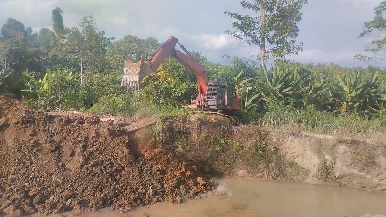 Excavator Menimbun Lubang Besar Bekas Galian