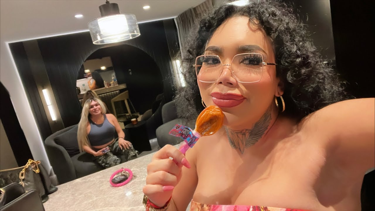 Paolita Suarez está en vivo ya probaste la nueva paleta de Wendy Guevara. Chupa loca, Wendy ￼