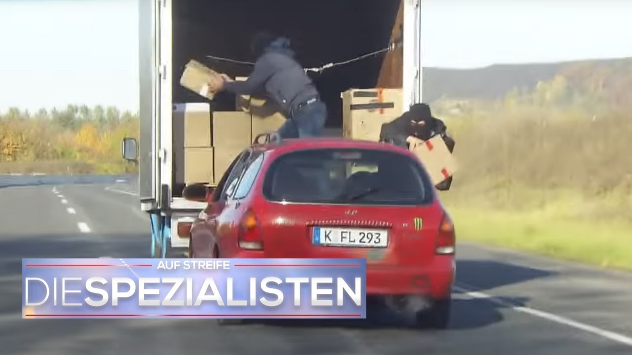 Mann steigt während der Fahrt auf die Motorhaube | Auf Streife - Die Spezialisten | SAT.1 TV