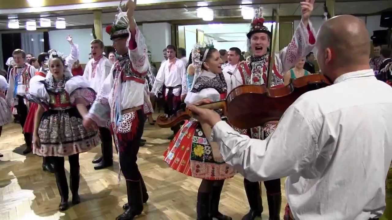 SVATOBOŘICE-MISTŘÍN-Z pravých Slováckých hodů s věncem: