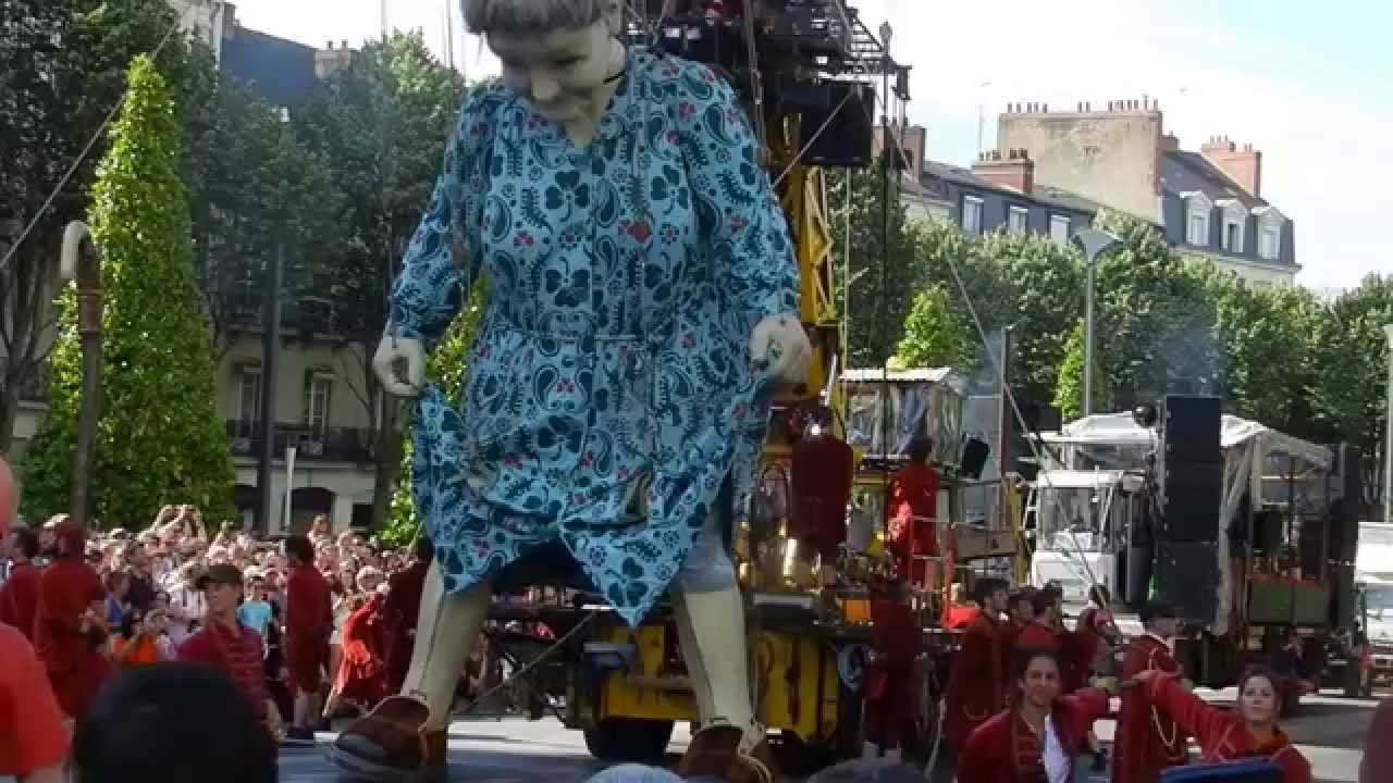Royal De Luxe à Nantes : la grand mère s'arrête faire pipi