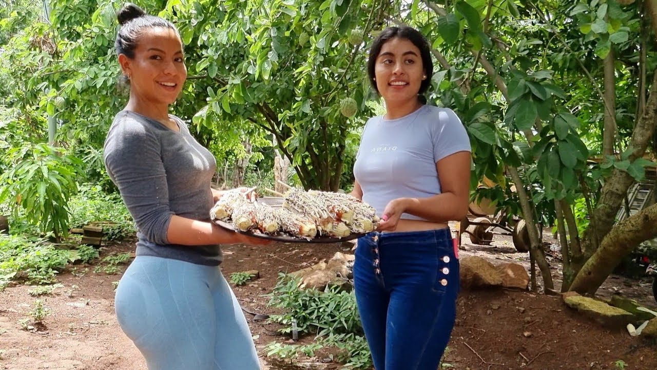 Haciendo Elotes Locos Salvadoreños