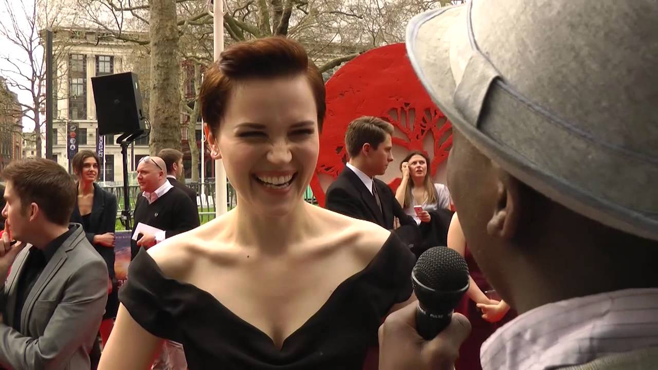Veronica Roth Interview - Divergent European Premiere