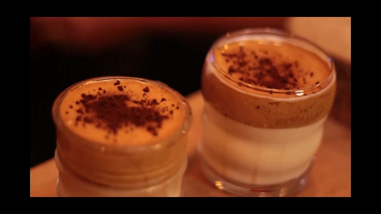 Como fazer café cremoso com apenas 3 ingredientes, versões Quente e gelado (Café Dalgona) #barista