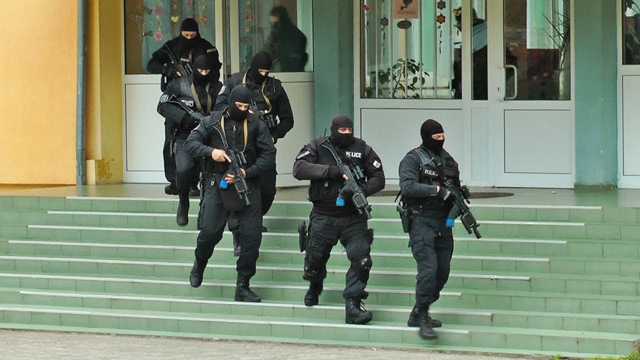 Антитерористи  щурмуваха бургаско училище, взривиха бомба в изоставена раница
