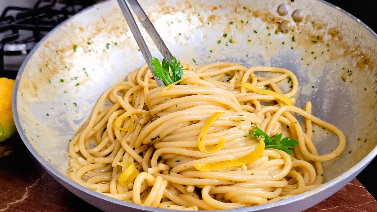 Эта паста с лимоном чесноком и анчоусами настолько проста, что вы будете готовить её всё лето.