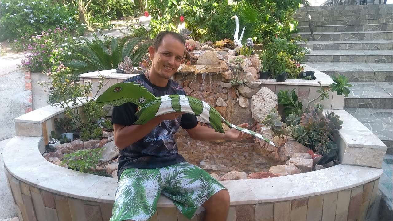 IGUANA COM PNEU DE MOTO