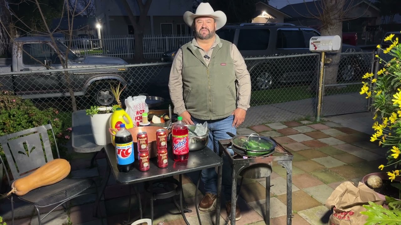 Los ricos chiles rellenos amarrados y cocinados en el cazo 