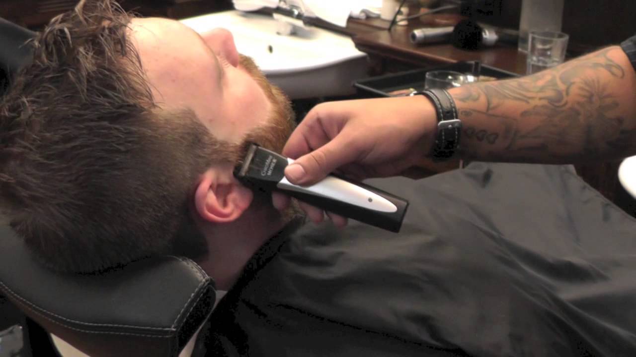 Sem mají ženy vstup zakázán. První pražský barbershop je jako pánská klubovna