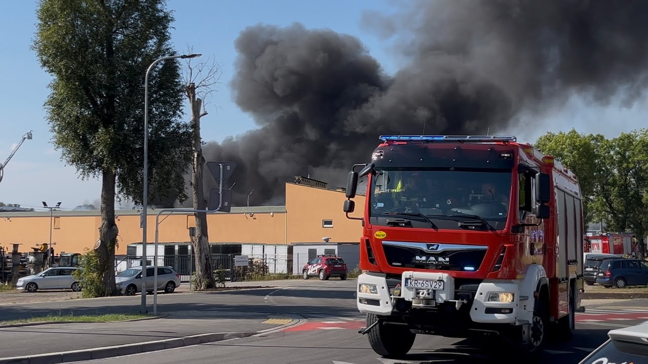 Pożar hurtowni zniczy w Tarnowie (27.08.2025) - Alarmowo PSP i OSP