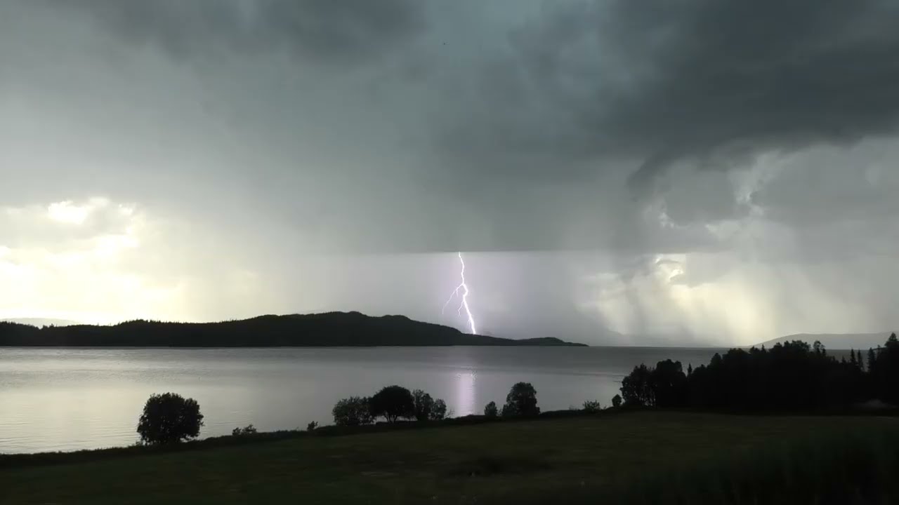 Lyn og torden ved Røsvassholmen