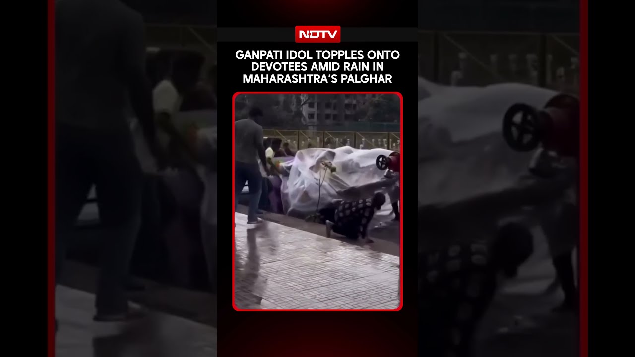 Maharashtra News | Ganpati Idol Topples On Devotees Amid Heavy Rain