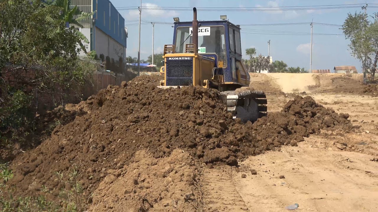Landfilling Construction Operator Bulldozer Komatsu D40P Push Spreading Soil leveling land