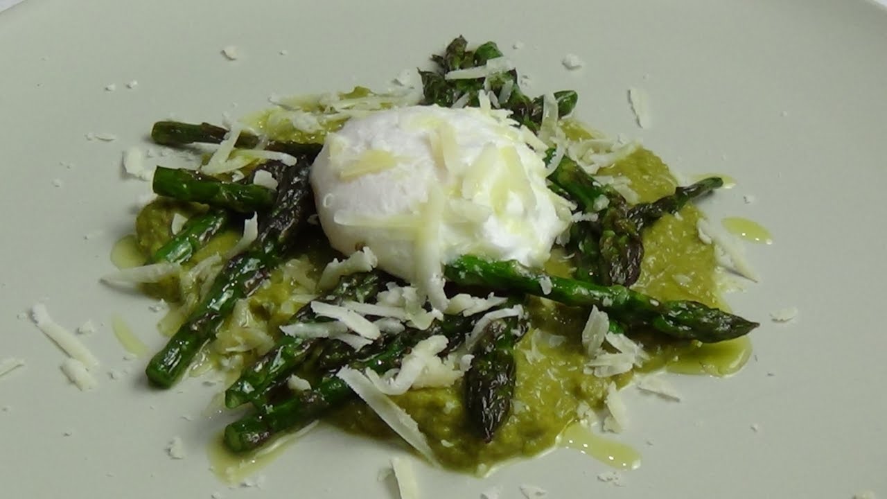 Uova affogate con crema di asparagi