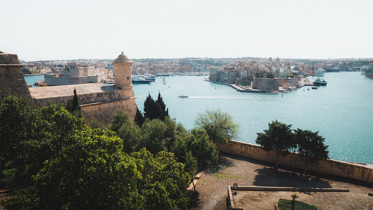 Photographing the streets of Malta on the Ricoh GR III