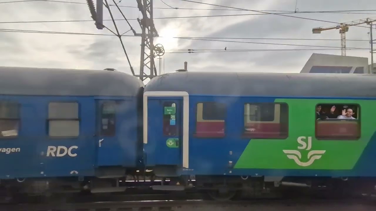 SJ Nachtzug RDC aus Stockholm in Berlin und winkende Fahrgäste, SJ Nighttrain Berlin 