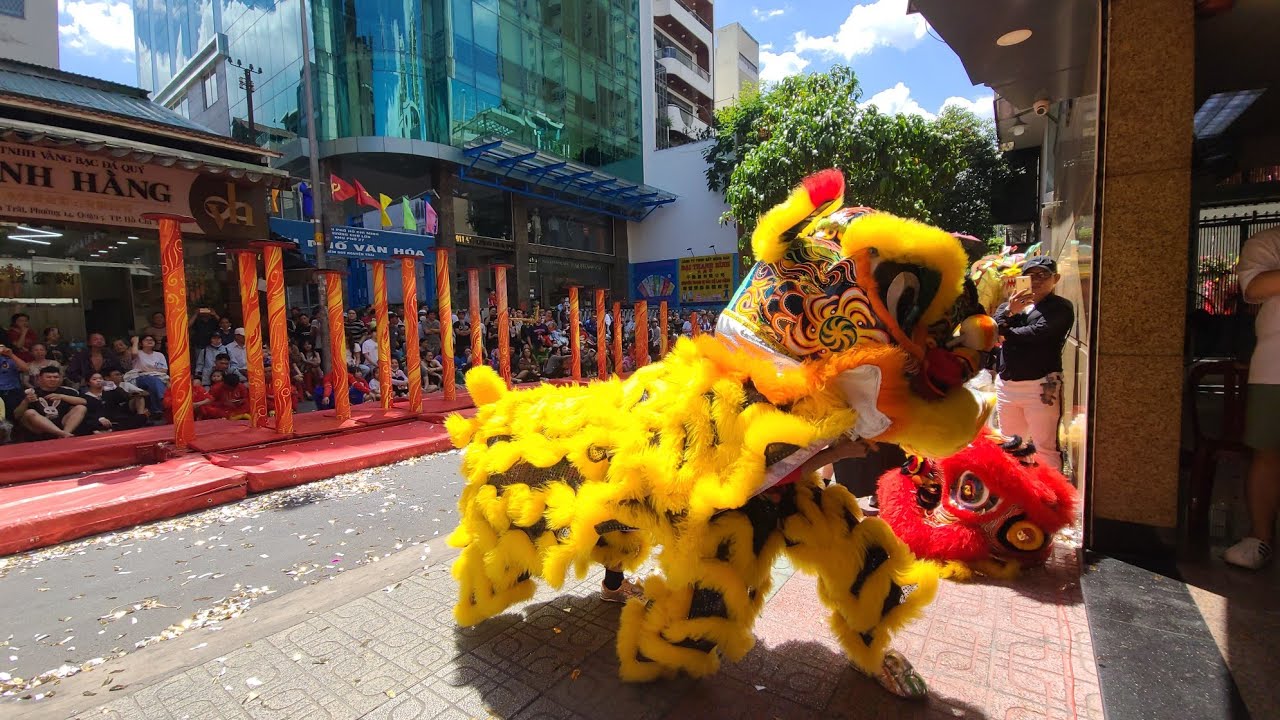 Tinh Anh Đường múa lân lên mai hoa thung tại Tiệm Vàng Kim Hùng (Team B)