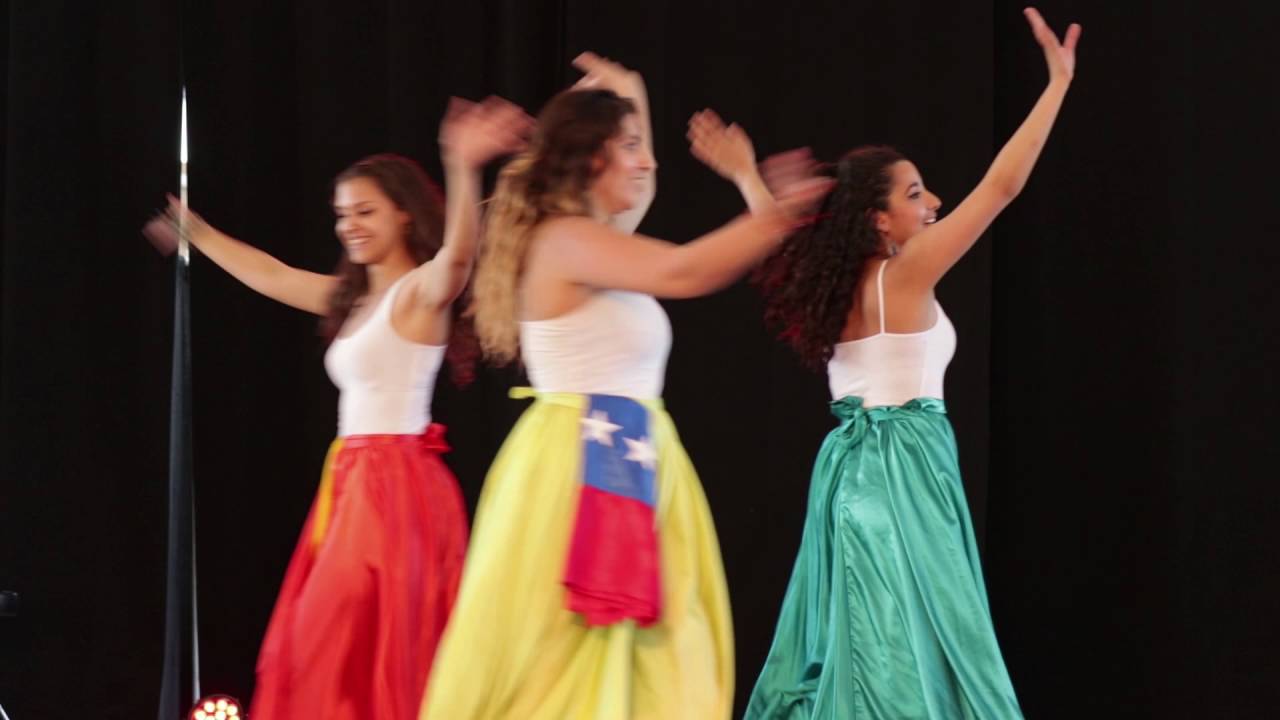 Chur&uacute;n Mer&uacute; performing at the Ottawa Tulip Festival 2016