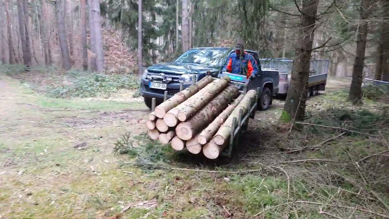 Sturmschäden, Brennholz beräumen mit Raupendumper